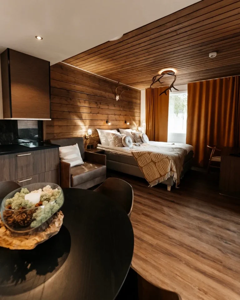 Chambre en bois de l'Aito Resort, l'un des logements insolites en Laponie