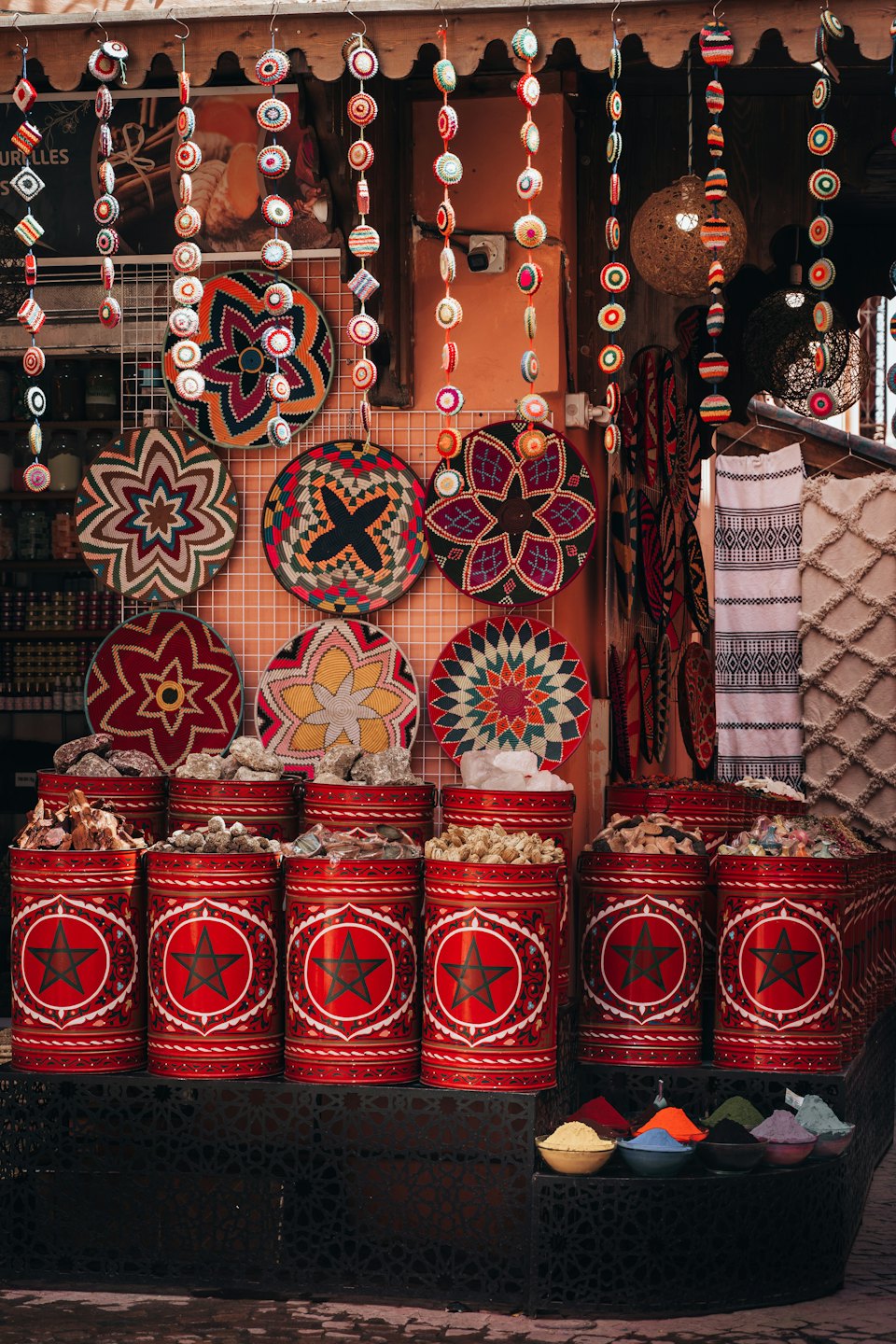 Marché traditionnel proposant épices, textiles et artisanat.