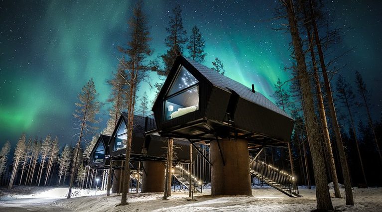 Treehouse de l'Aito Resort sous les aurores boréales