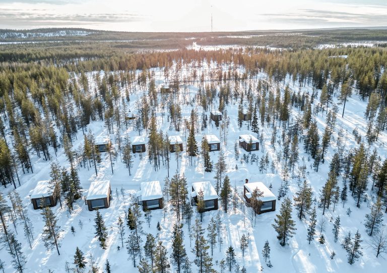 Vue aérienne d'Aurora Hill Resort dans la forêt enneigée de Rovaniemi