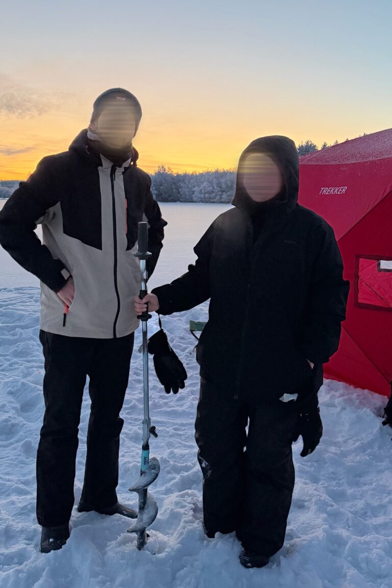 Deux personnes en tenue grand froid sur un lac gelé en Laponie