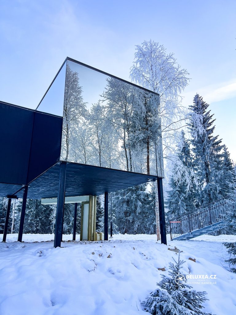 Cabane miroir du Silver Birch Resort dans la forêt enneigée