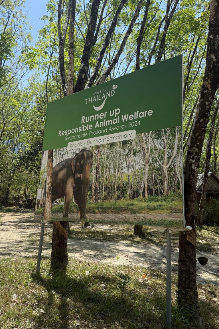 Panneau d'entrée du sanctuaire éthique d'éléphants à Khao Lak