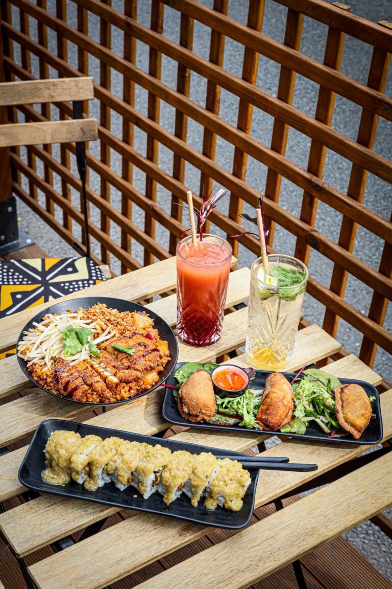 Plateau de spécialités asiatiques : riz sauté, nems et sushis