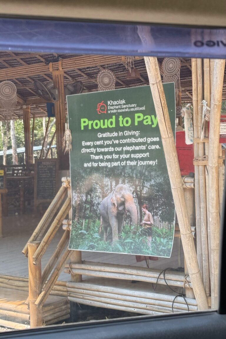 Panneau d'information sur le bien-être animal au sanctuaire d'éléphants