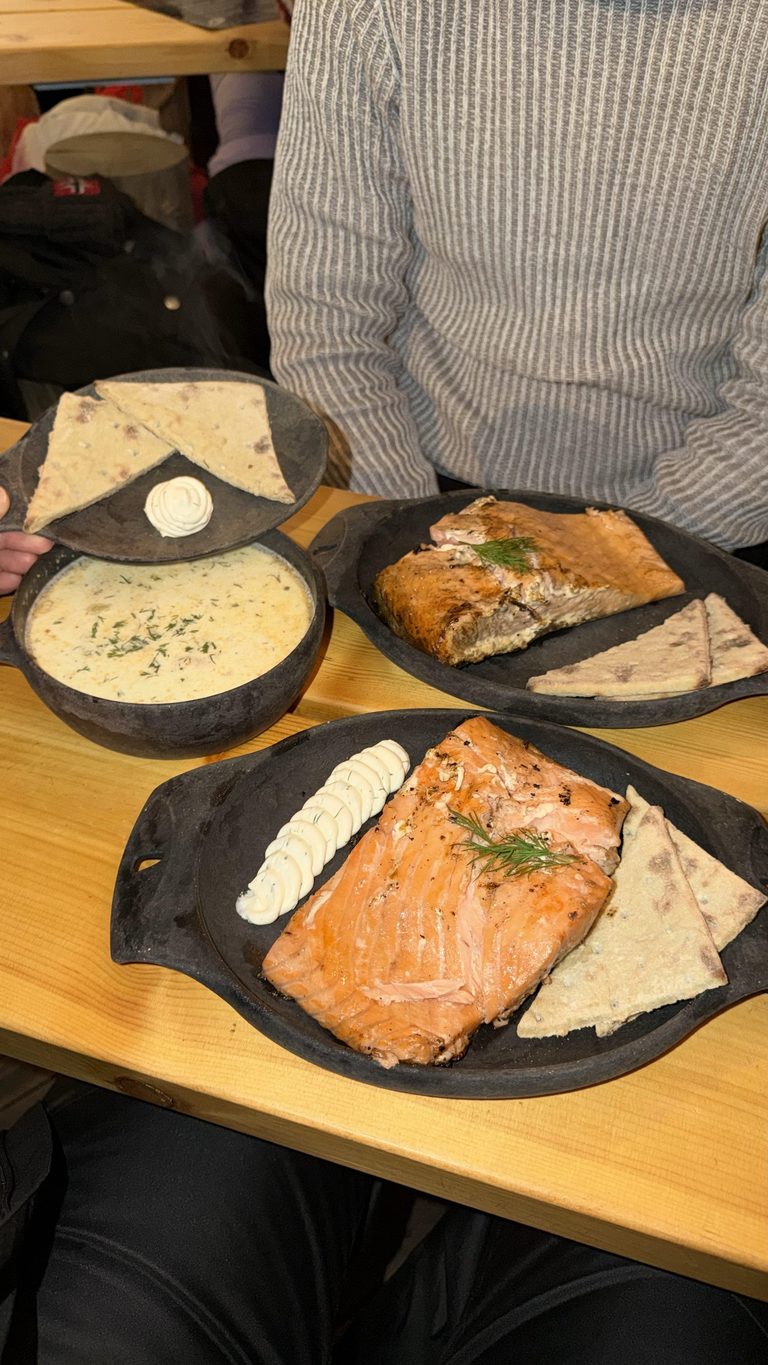 Saumon grillé sur planche au Salmon Restaurant de Rovaniemi