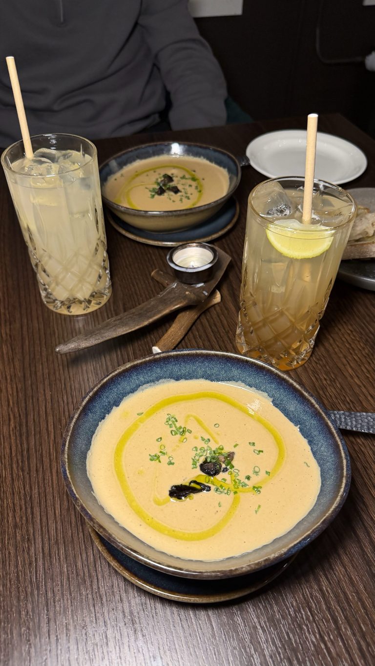 Velouté et boissons au restaurant Wildwoods de l'Aito Resort