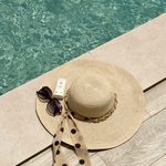 Chapeau de paille au bord de la piscine à la Villa Léann, Djerba