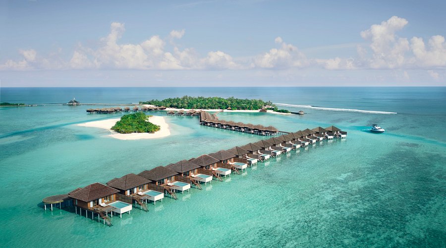 Resort aux Maldives avec villas sur pilotis, à comparer avec les îles locales