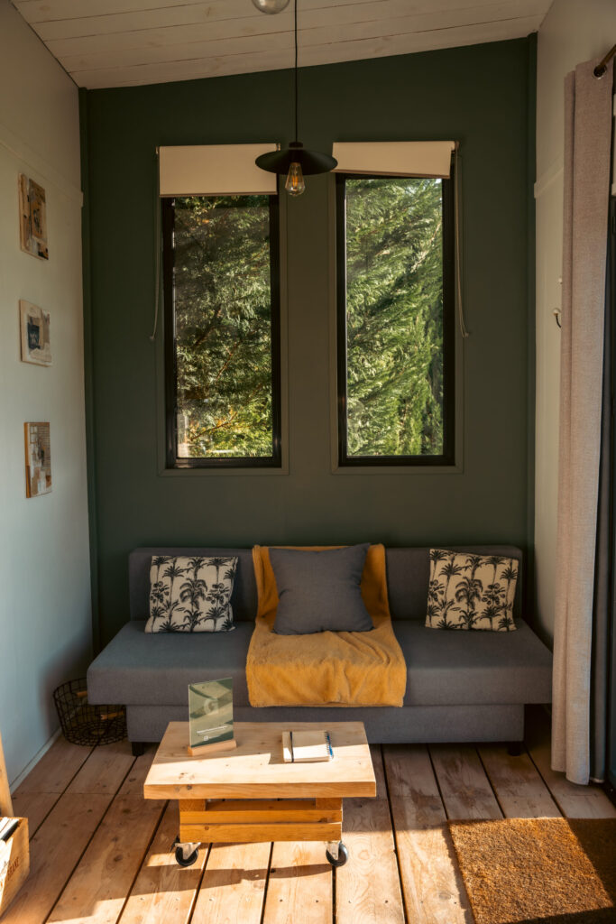 Intérieur cosy d'un logement style tiny house
