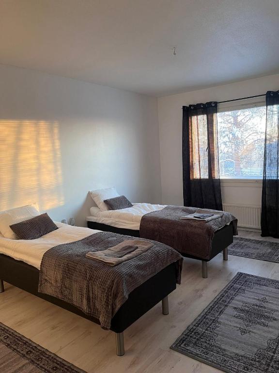 Chambre avec deux lits simples au Kaamos Apartment à Rovaniemi