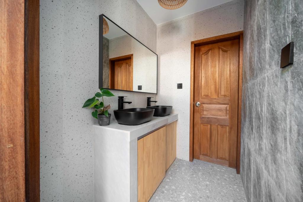 Salle de bains avec double vasque à Oasis Dhigurah, île de Dhigurah