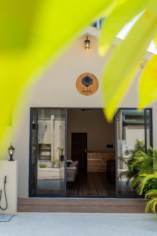 Entrée vitrée et végétation tropicale du Pearl Dhigurah