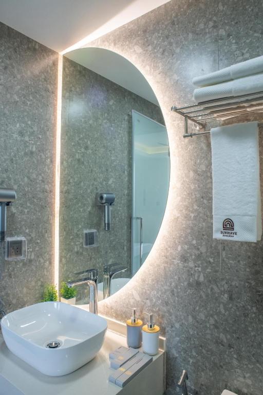 Salle de bains moderne avec miroir lumineux au Sunwave Dhigurah