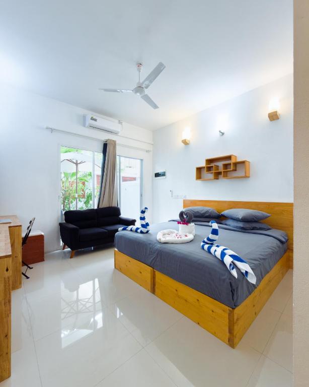 Chambre double lumineuse avec coin salon au The Wave Dhigurah, Maldives