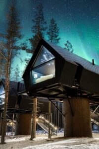 Cabane de verre de l'Aito Resort sous les aurores boréales