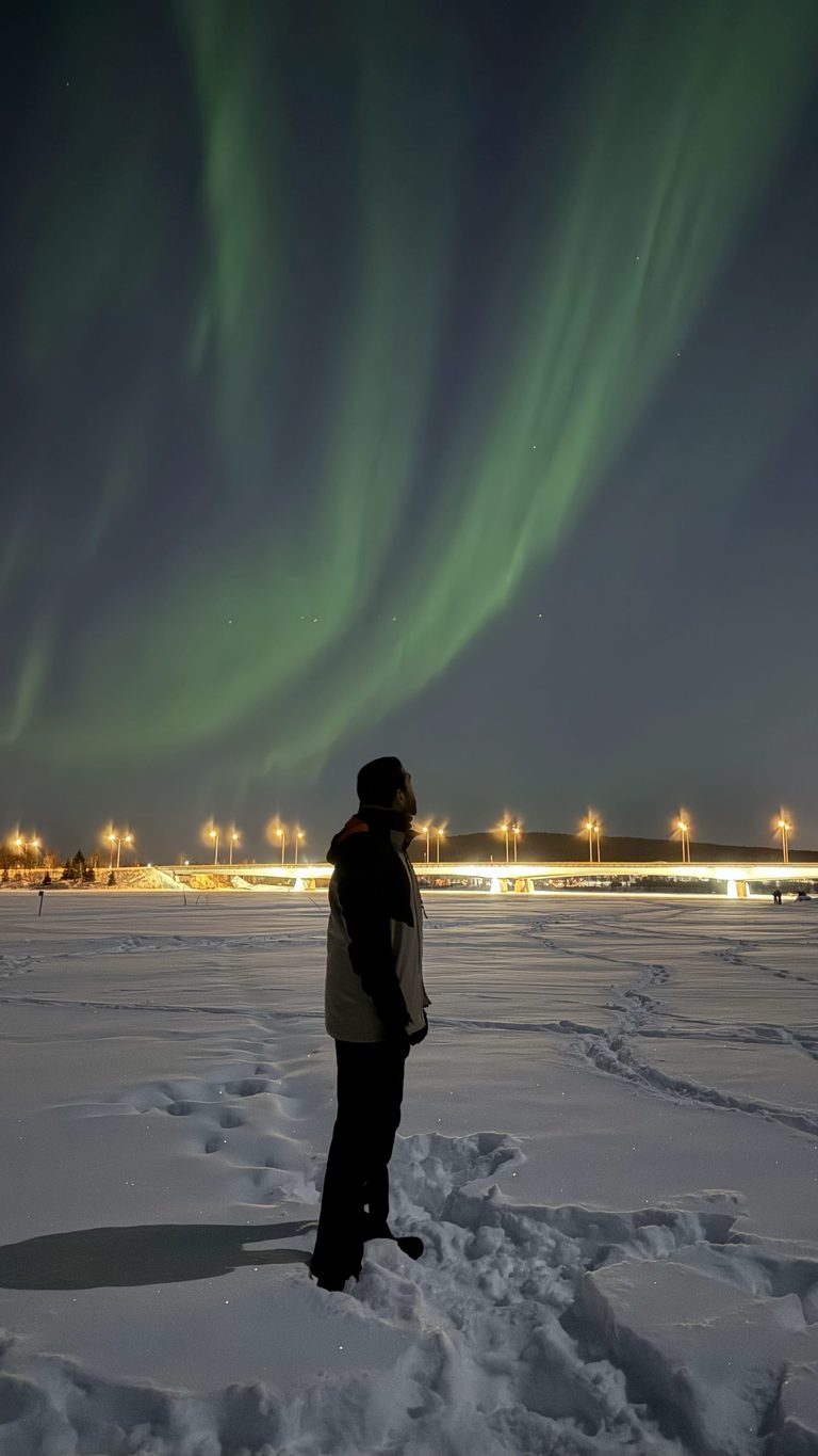 Aurores boréales vertes au-dessus du lac gelé de Rovaniemi