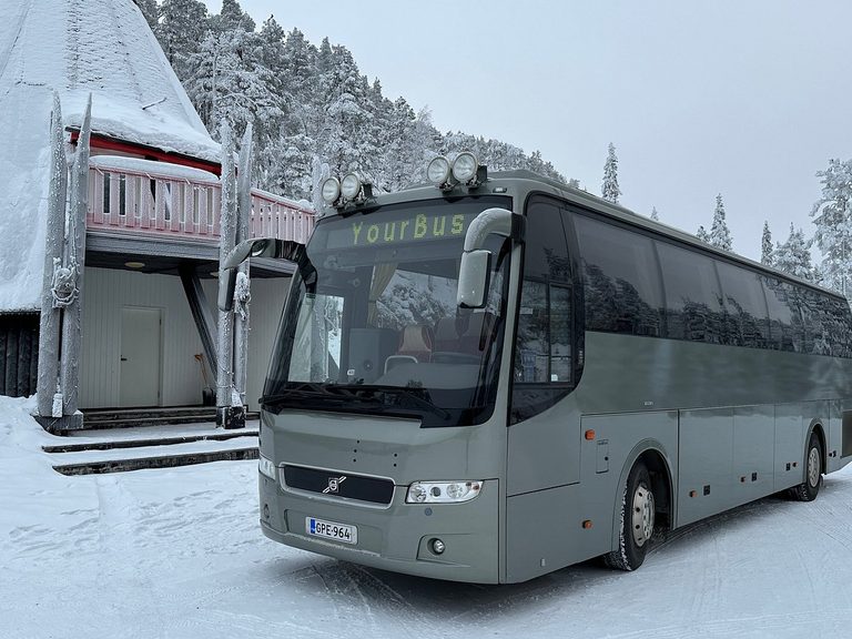 Bus de ligne dans la neige à Rovaniemi