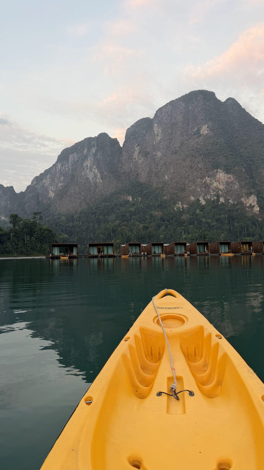 Kayak face aux montagnes karstiques du lac Cheow Lan