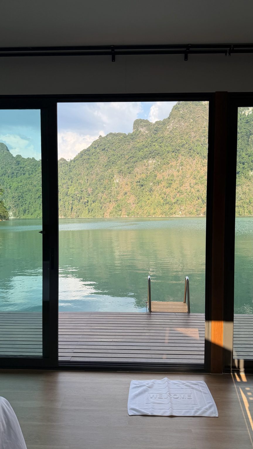 Vue sur le lac et la jungle depuis un bungalow flottant de Khao Sok