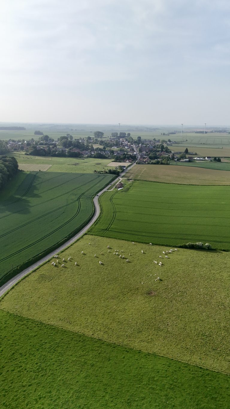 Vue aérienne des champs autour de la Ferme de Sorval