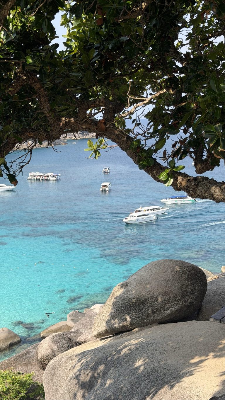 Eau turquoise et rochers aux îles Similan
