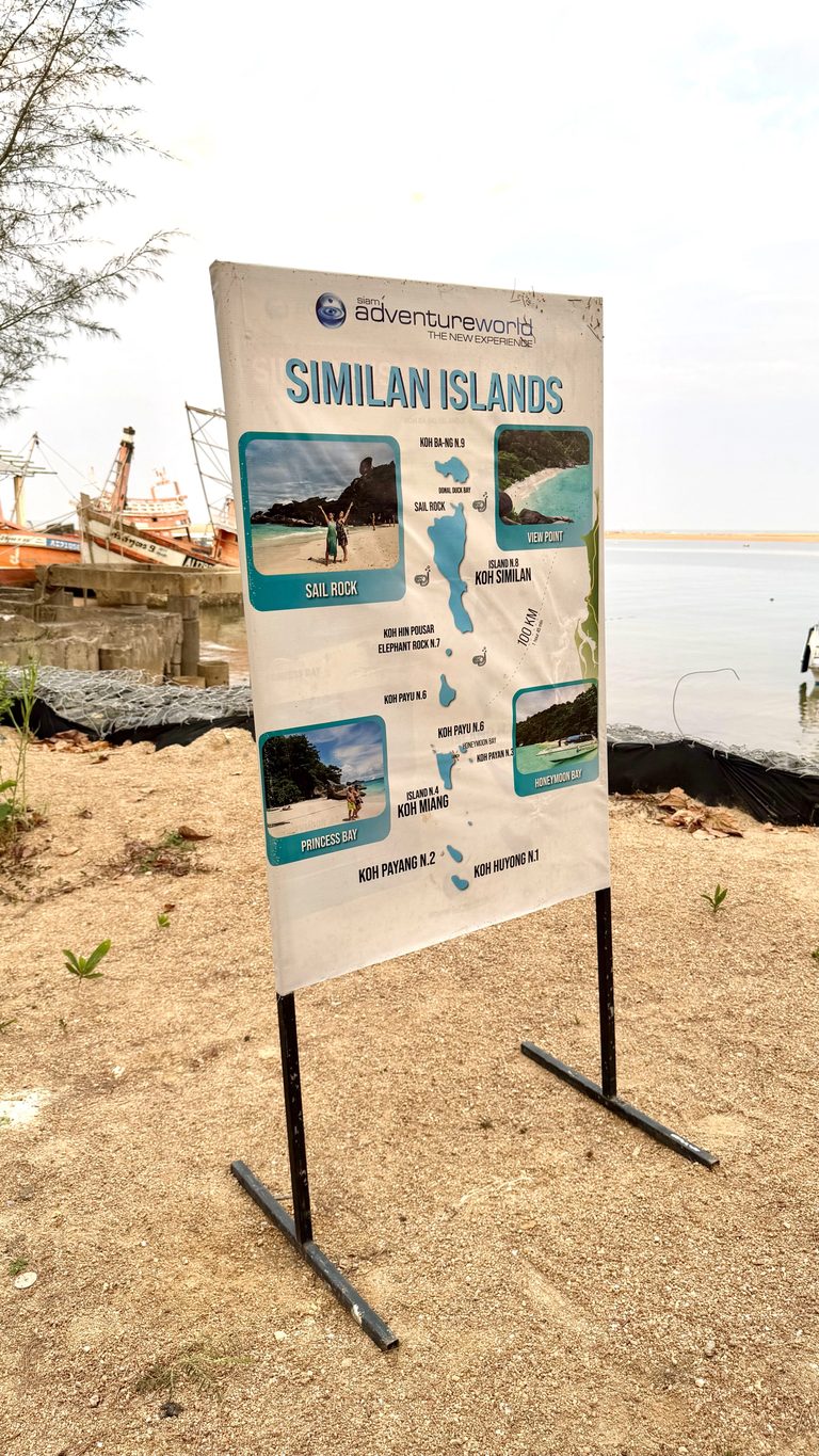 Carte des îles Similan sur la plage avant l'excursion