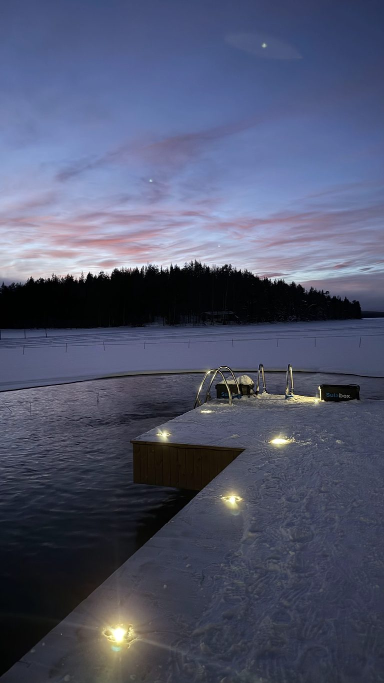 Ponton sur le lac gelé de l'Aito Resort au crépuscule