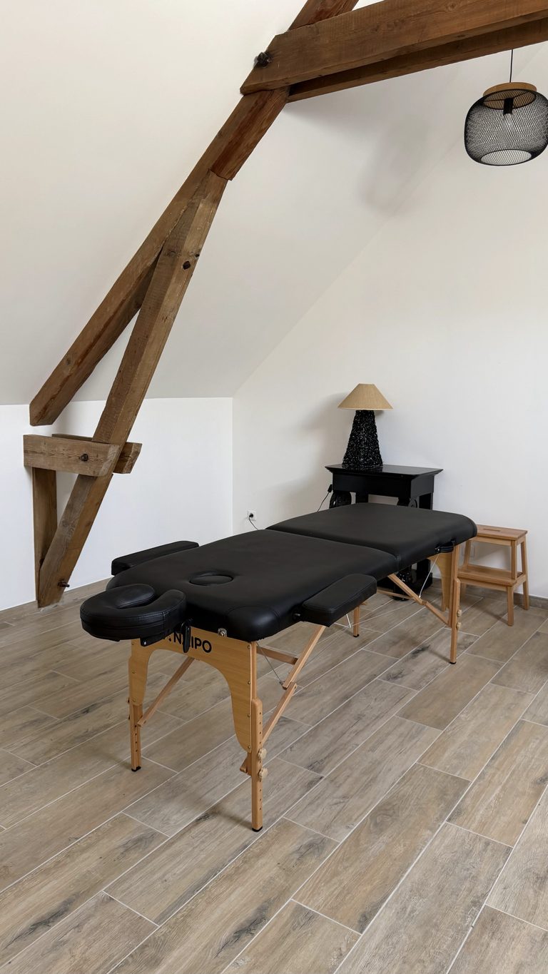 Table de massage dans la salle bien-être du gîte