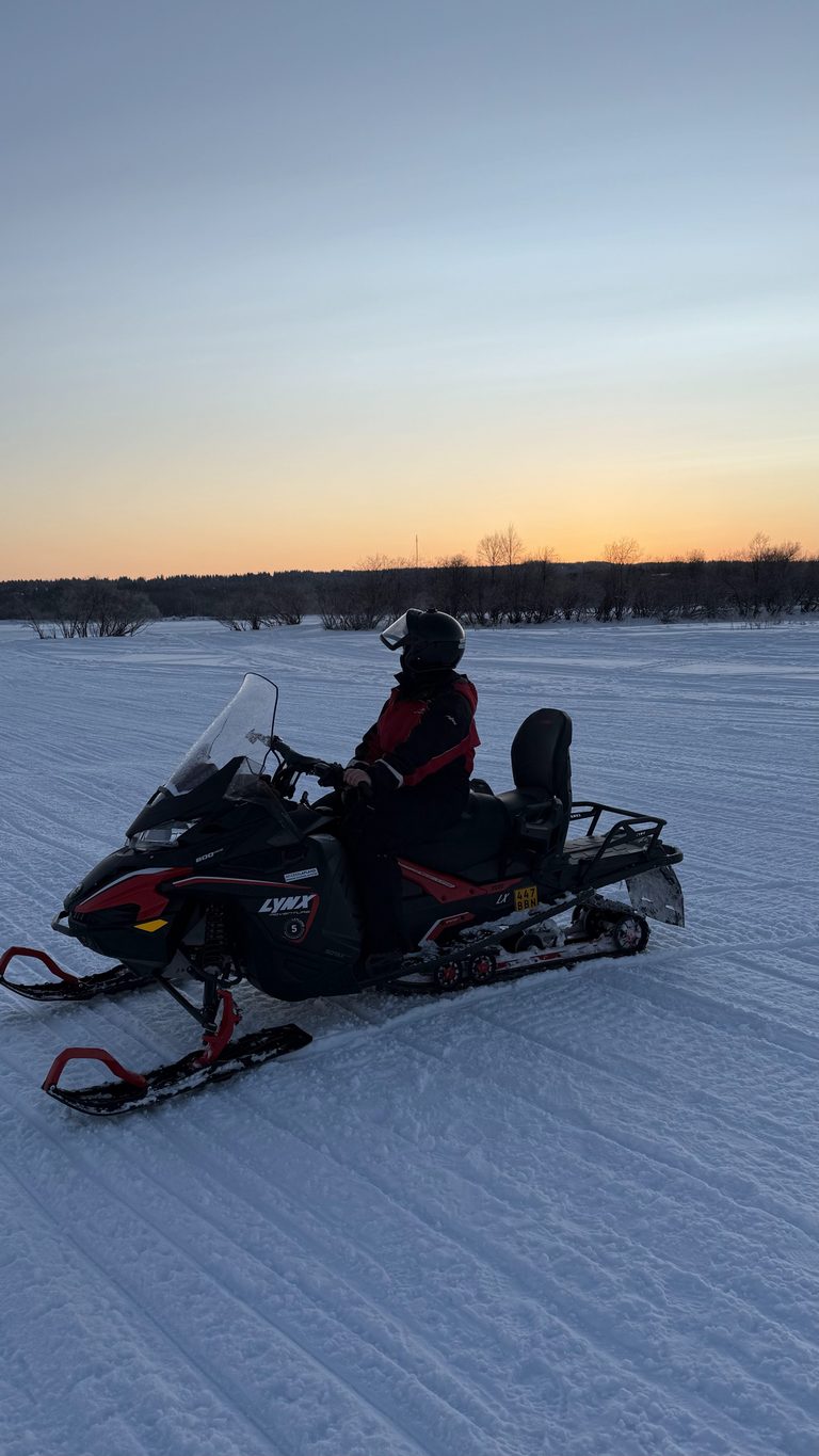 Safari en motoneige sur un lac gelé en Laponie