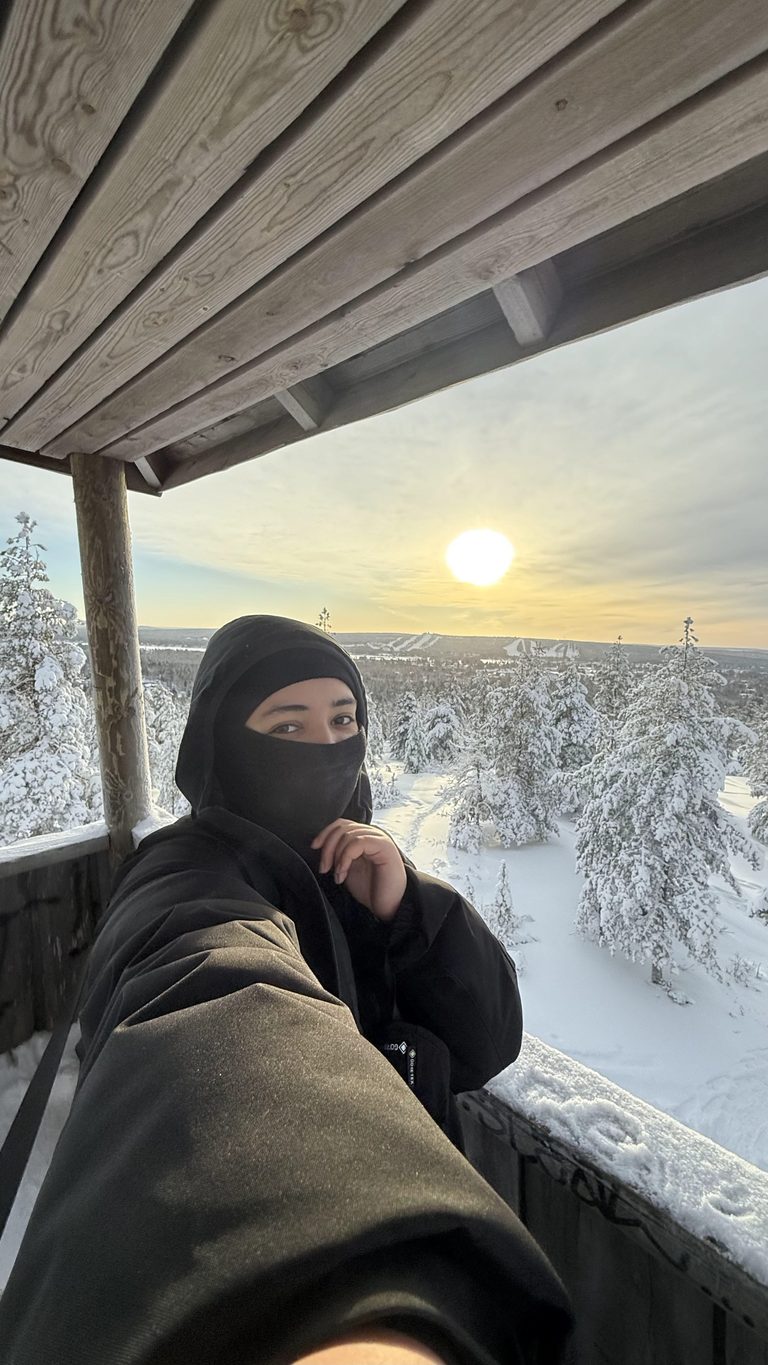 Pause au soleil lors d'une randonnée enneigée en Laponie