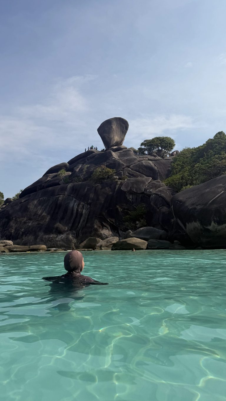 Rocher emblématique et baignade aux îles Similan