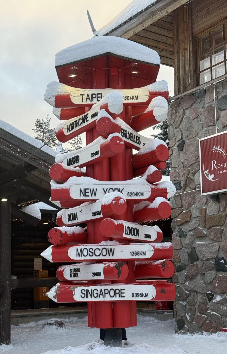 Panneau des distances au village du Père Noël à Rovaniemi
