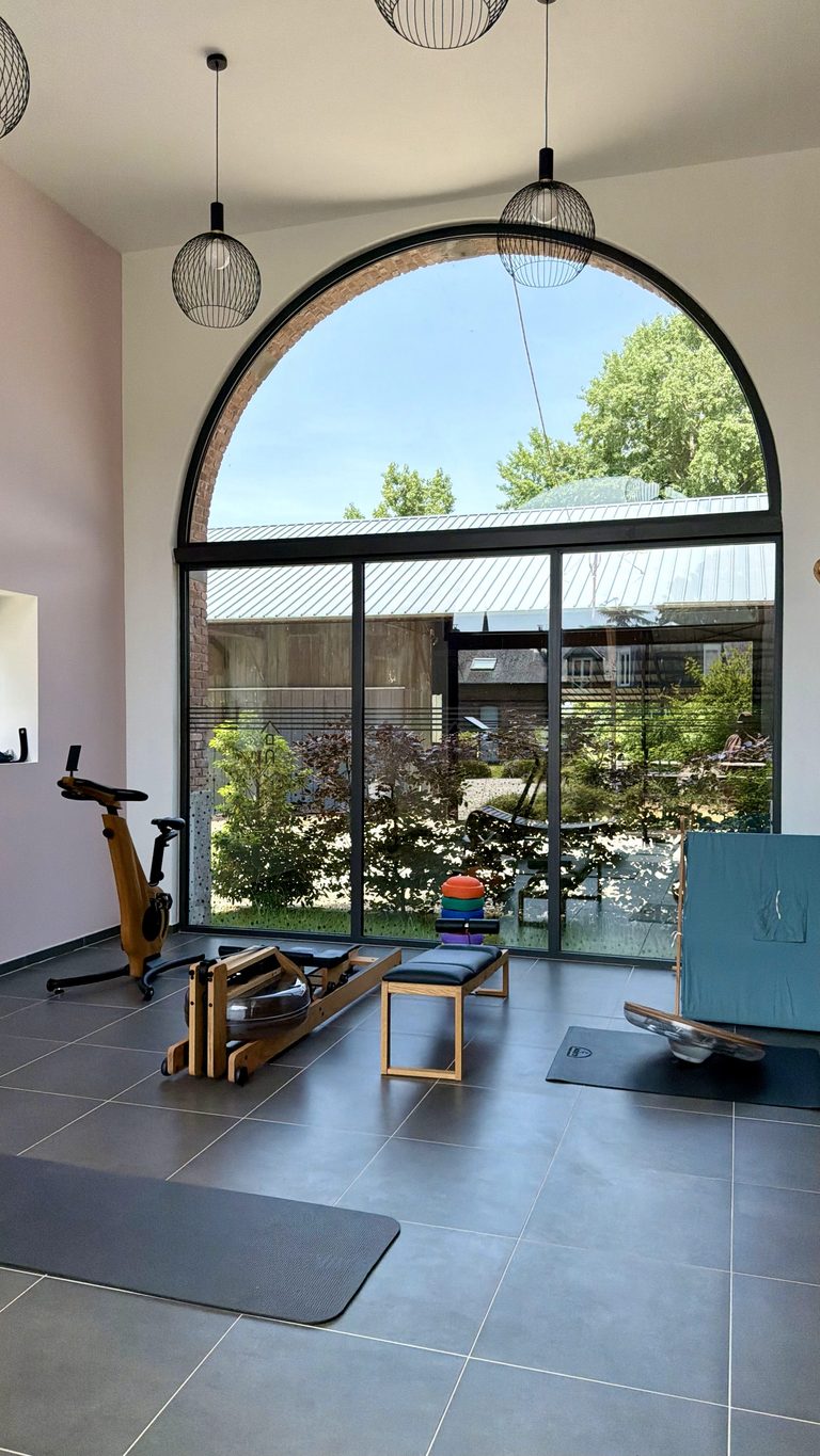 Espace bien-être avec fenêtre arrondie au gîte de la Ferme de Sorval
