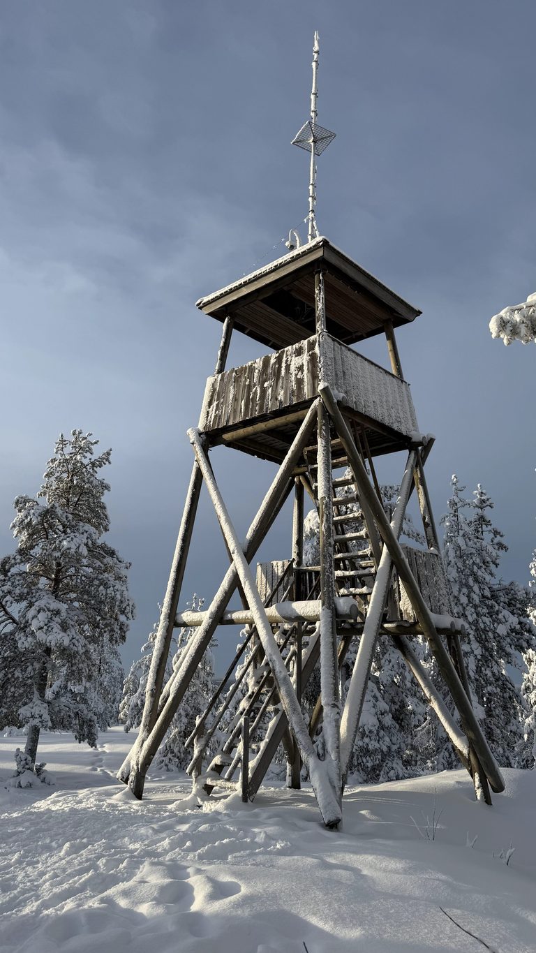 Tour d'observation en bois au sommet d'une randonnée en Laponie