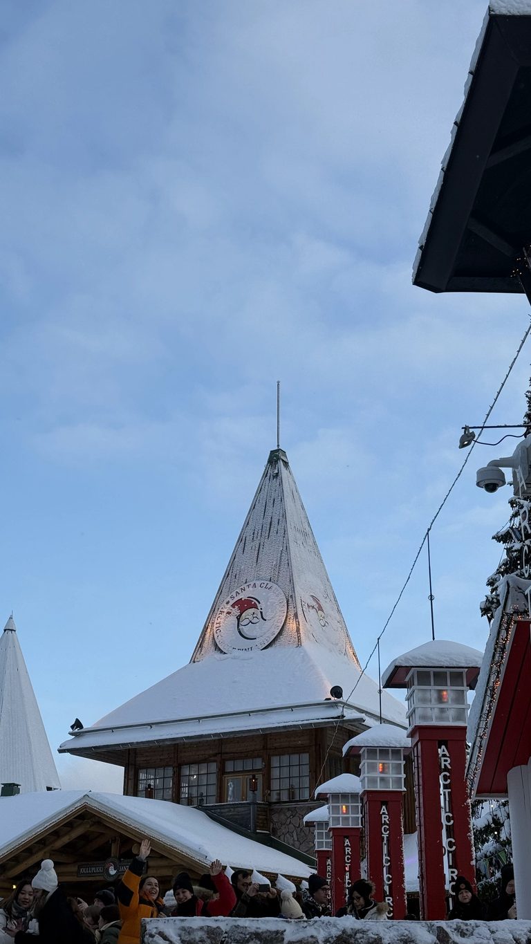 Bâtiment du village du Père Noël sous la neige à Rovaniemi