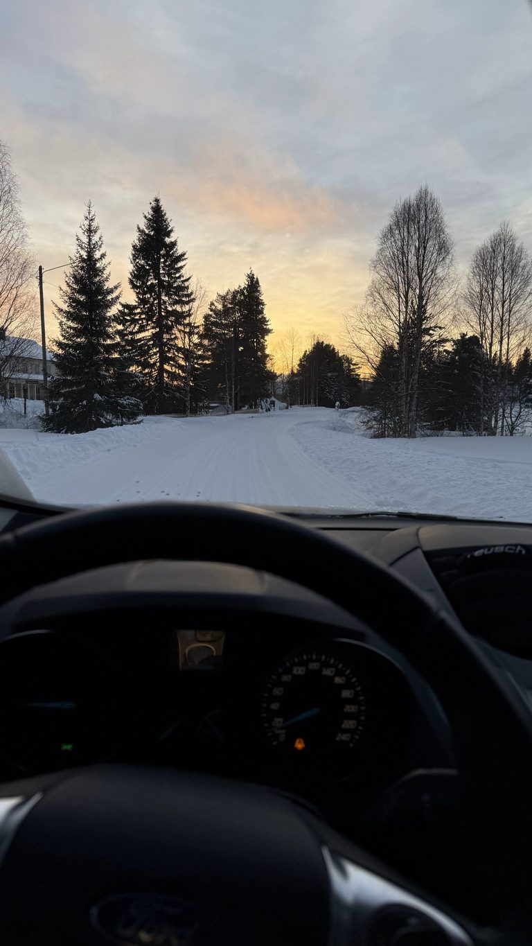 Route enneigée vue depuis une voiture de location en Laponie