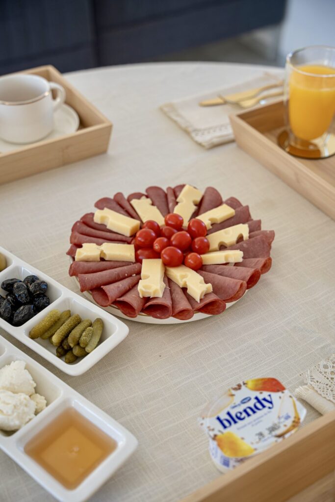 Assiette de charcuterie, fromage et tomates cerises, villa Djerba sans vis-à-vis