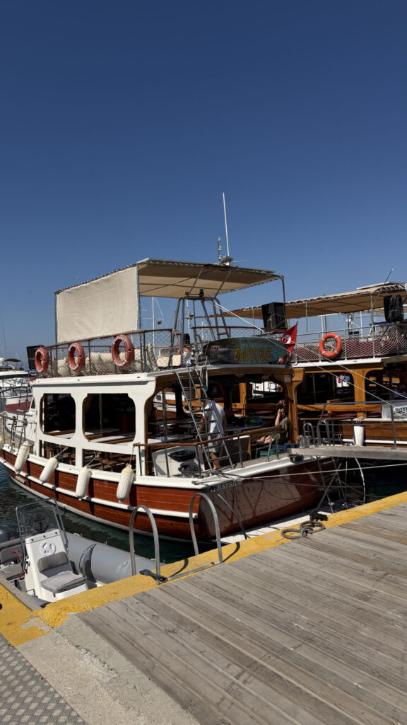 Bateau d'excursion en bois amarré au port de Bodrum avant le départ pour l'île d'Orak