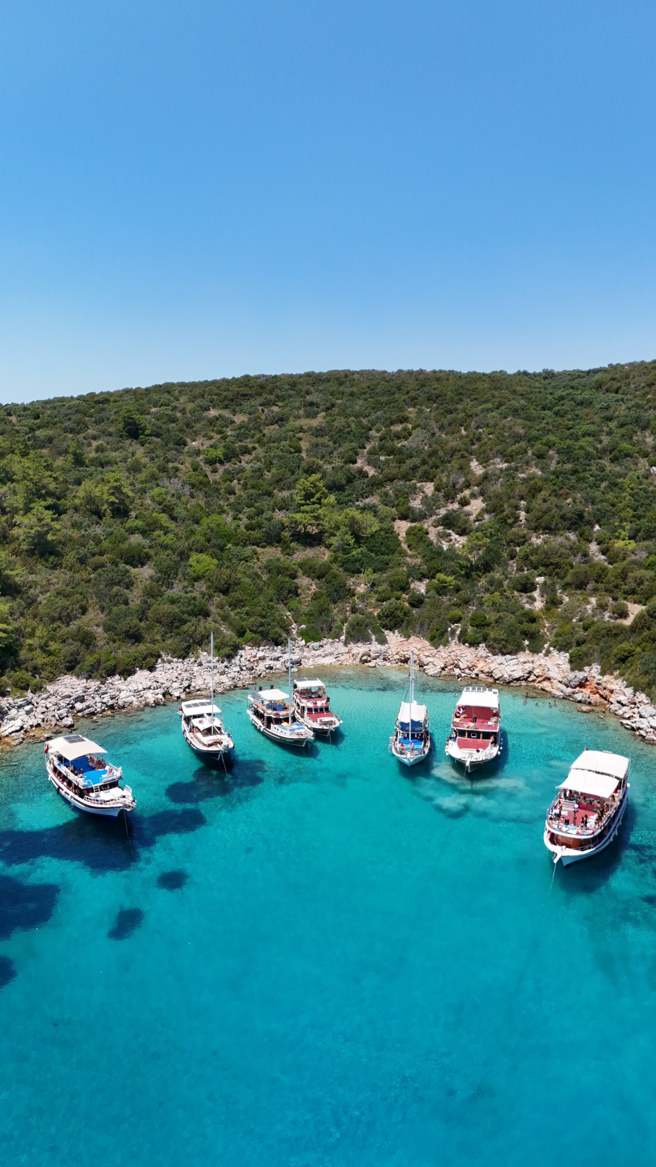 Bateaux ancrés dans l'eau turquoise de l'île d'Orak, vue en drone
