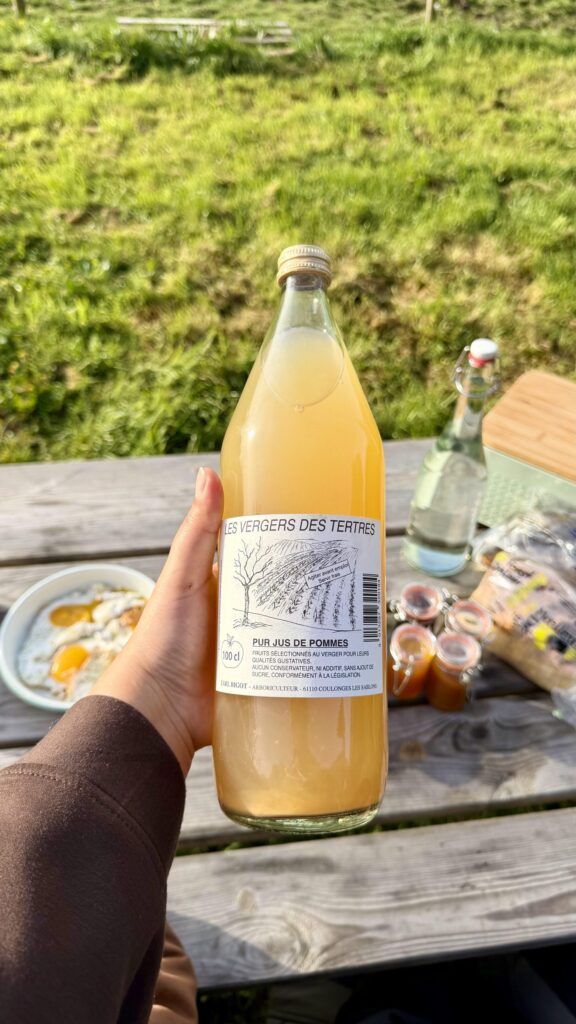 Bouteille de jus de pomme local servie au petit-déjeuner