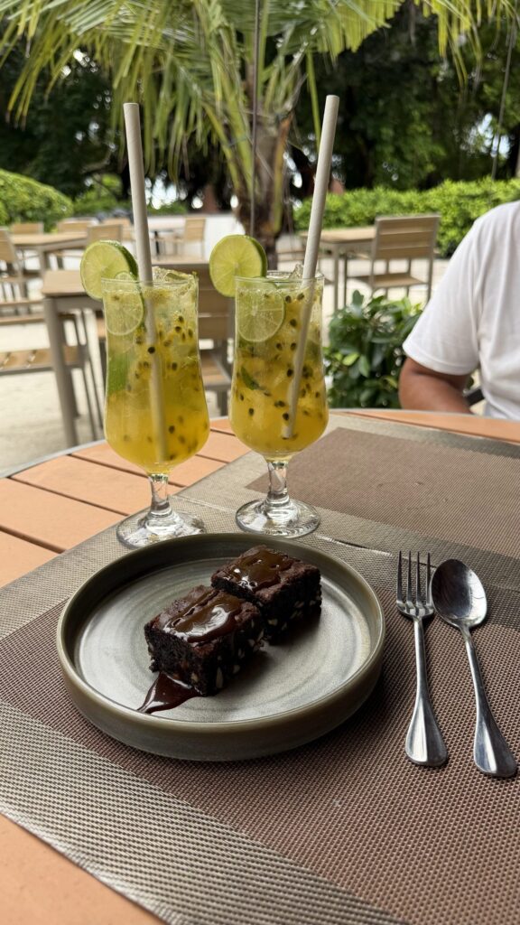 Brownie au chocolat et mojitos sans alcool en terrasse aux Maldives