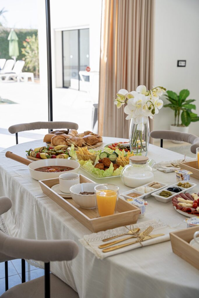 Brunch complet avec vue sur le jardin, villa Djerba sans vis-à-vis