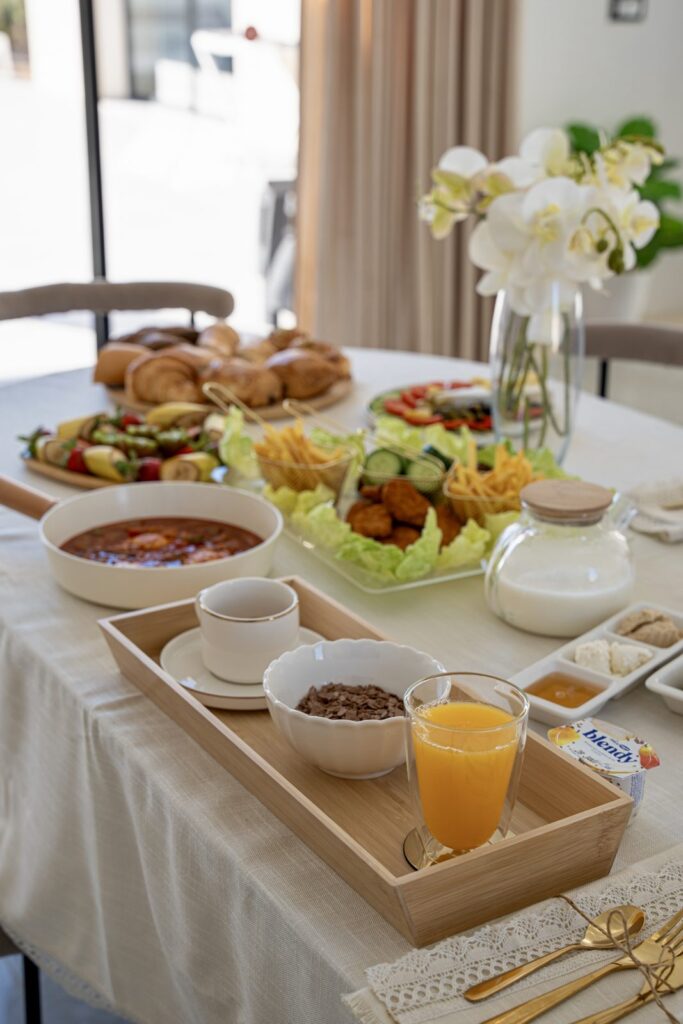 Brunch servi sur la table de la villa, villa Djerba sans vis-à-vis