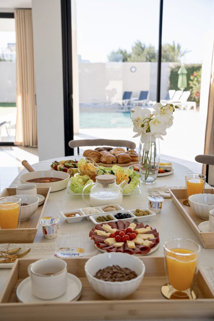Brunch face à la piscine, villa Djerba sans vis-à-vis