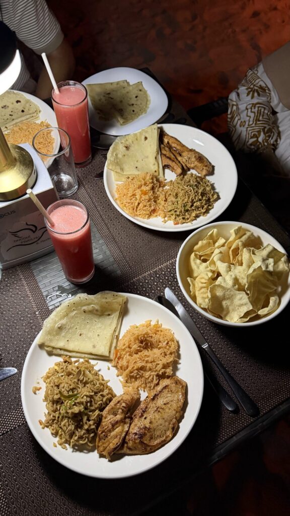 Buffet maldivien avec riz, roshi et papadums