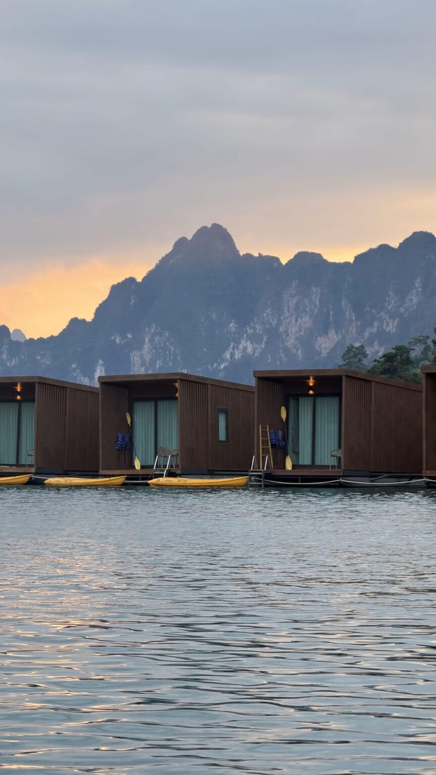 Bungalows flottants au coucher du soleil sur le lac de Khao Sok