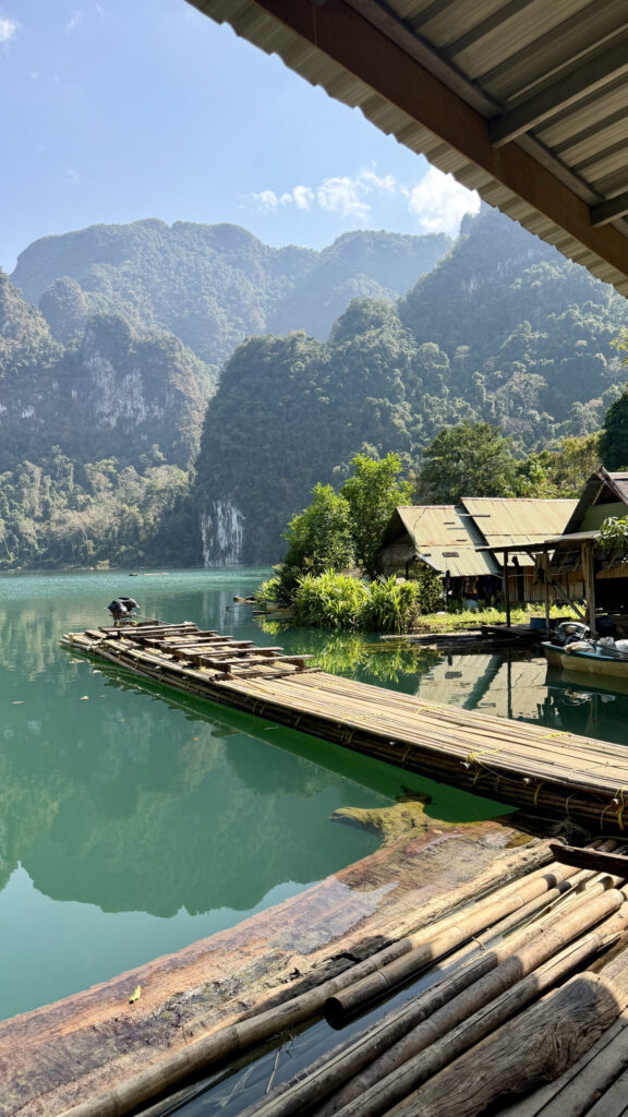 Bungalows flottants sur le lac de Khao Sok vus depuis la rive