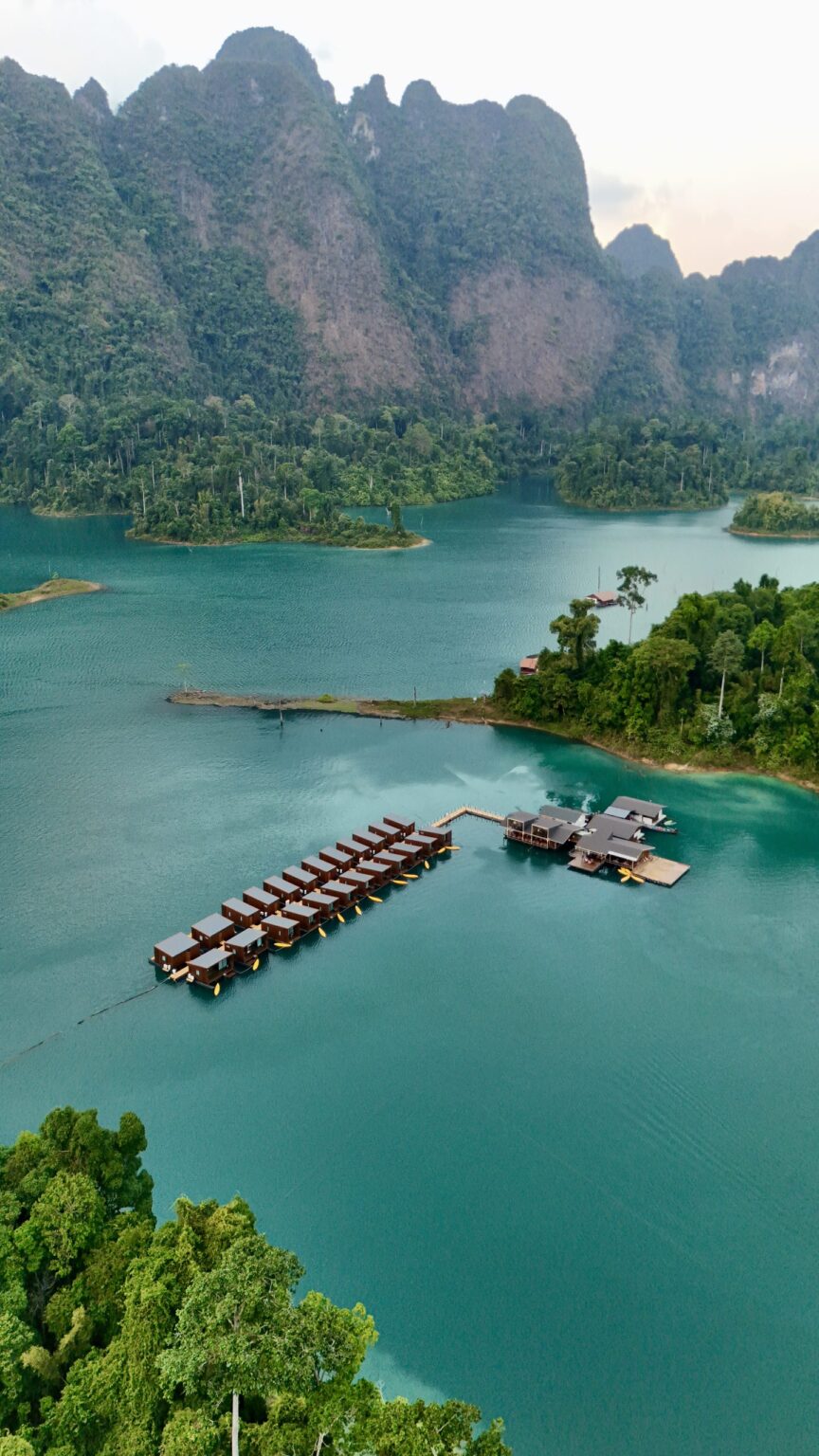 Bungalows flottants sur le lac turquoise de Khao Sok, vue aérienne