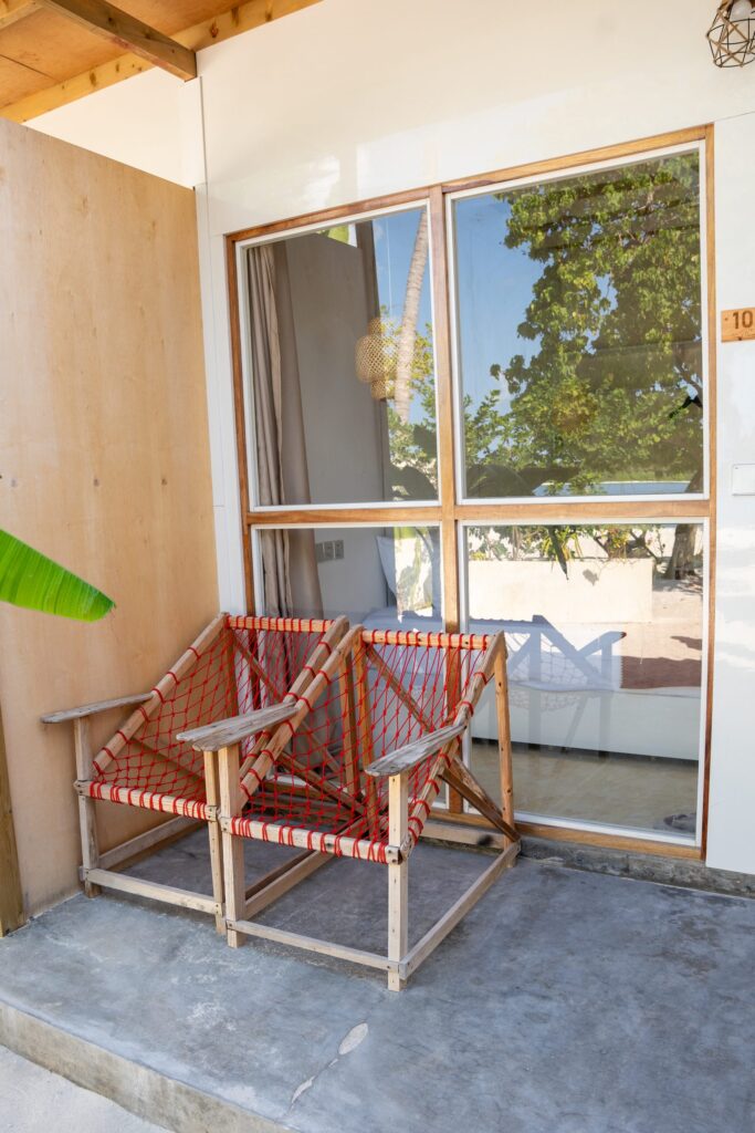 Chaises de la terrasse donnant sur la mer au Thundi Ocean View à Maalhos